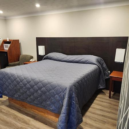 Fairway Inn&Suites Kitchener Extérieur photo