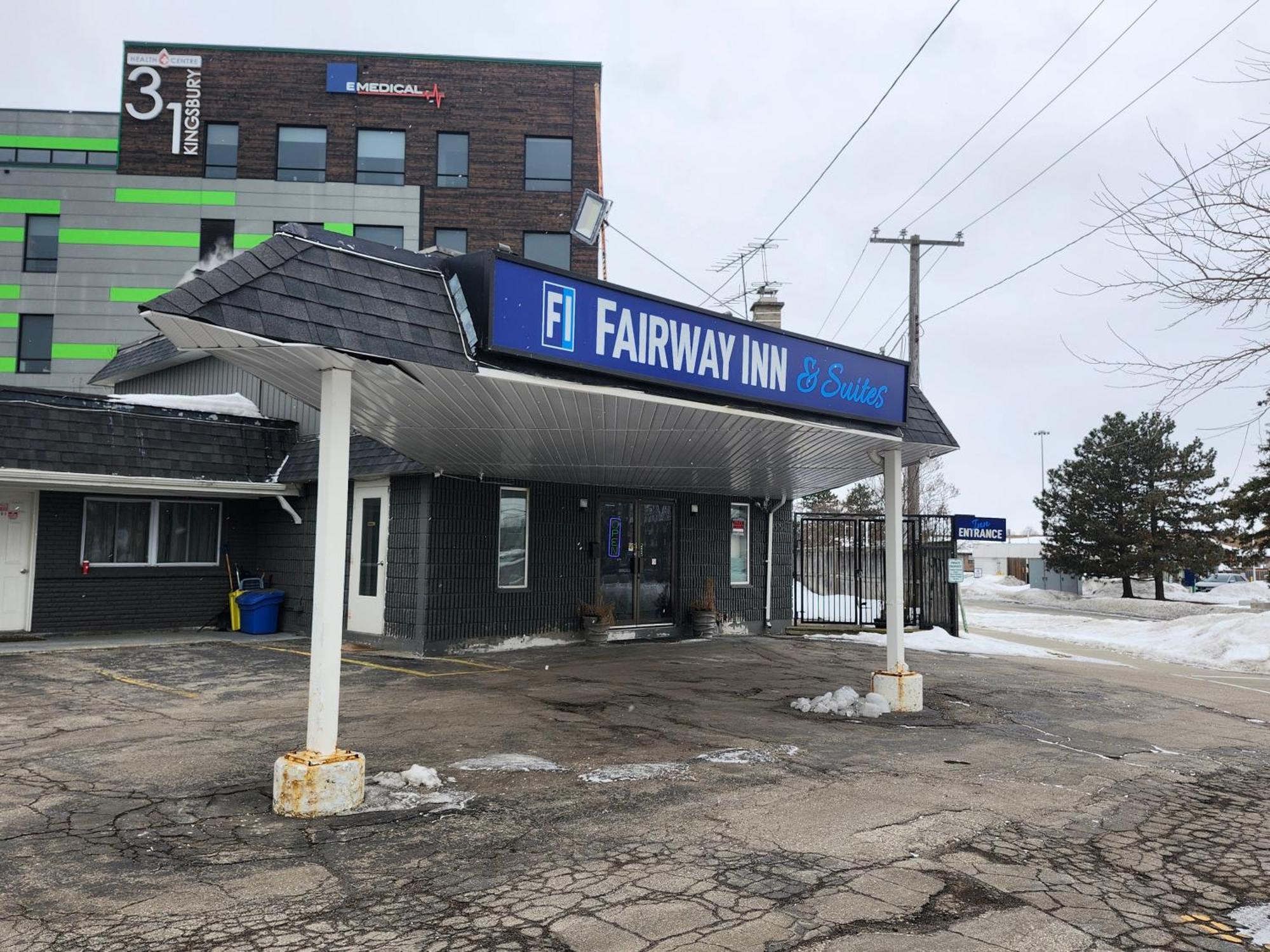 Fairway Inn&Suites Kitchener Extérieur photo