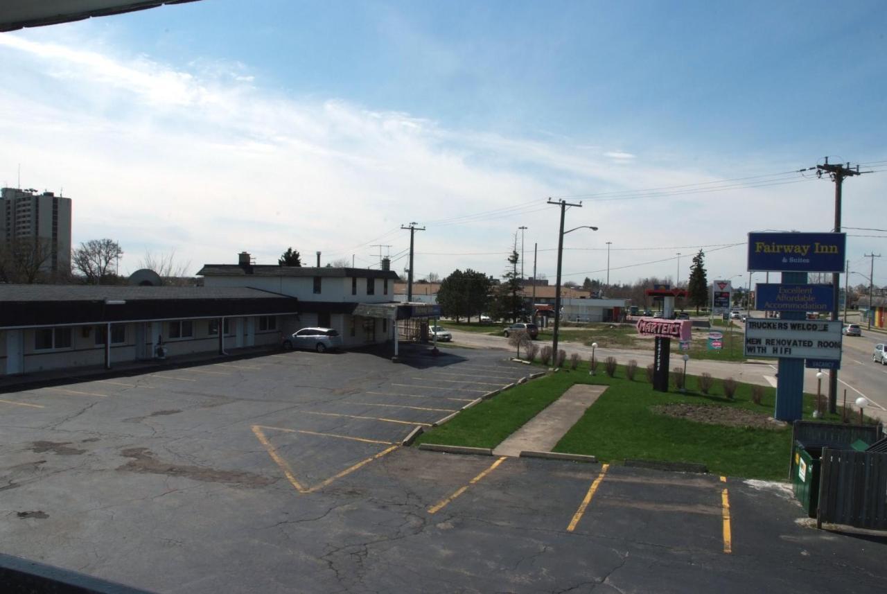 Fairway Inn&Suites Kitchener Extérieur photo